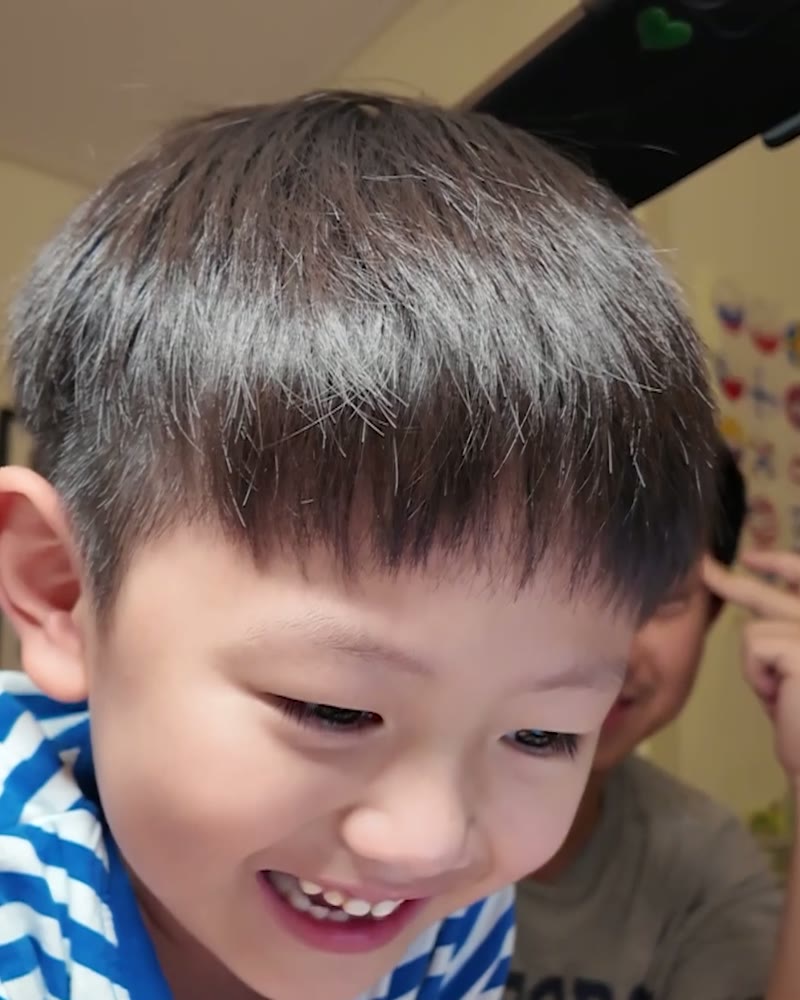 문제를 풀어내고 혼자 웃는 아이